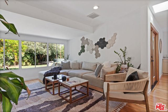 7339 Lasaine Avenue, Van Nuys CA: https://media.crmls.org/mediaz/e454c48e-30d0-4439-a6f2-705e1d580b27.jpg