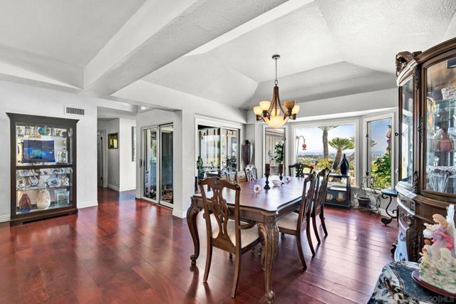 17505 Corte Lomas Verde, Poway CA: https://media.crmls.org/mediaz/e455d1eb-4108-432f-ab9d-905b1b99d763.jpg