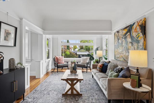3206 Garfield Ave, Alameda CA: https://media.crmls.org/mediaz/e457e882-269e-4b2f-9bd9-cf526eaffbf6.jpg