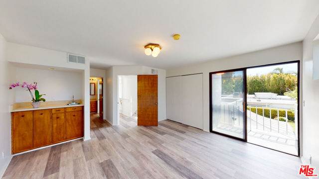 525 N Rexford Drive, Beverly Hills CA: https://media.crmls.org/mediaz/e45806e6-7a64-4998-b23f-d7e947d6e641.jpg