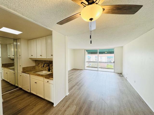 6455 La Jolla Blvd, La Jolla CA: https://media.crmls.org/mediaz/e459d7a3-61a7-41bd-aeef-889d5692f764.jpg