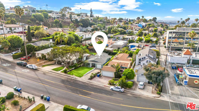 427 W Manchester Avenue, Playa del Rey CA: https://media.crmls.org/mediaz/e459d96a-91e5-4fbf-86e2-4d568cae1895.jpg