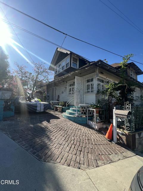 1324 Volney Drive, Los Angeles CA: https://media.crmls.org/mediaz/e459f792-ad32-4d22-be07-44460745b9a7.jpg