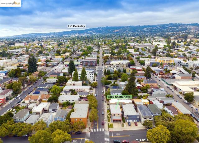 3802 Shafter Ave, Oakland CA: https://media.crmls.org/mediaz/e45b643e-d42c-4184-a87b-bf66cc3e8632.jpg