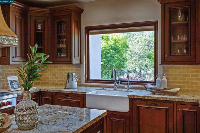 80 Rheem Blvd, Orinda CA: https://media.crmls.org/mediaz/e45b6891-0382-4af3-b6f9-03b6c08b81a9.jpg
