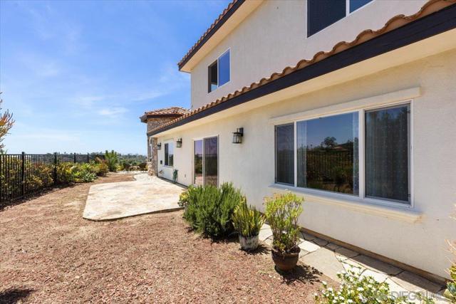 2342 CARIOCA PL, Vista CA: https://media.crmls.org/mediaz/e45bb1ef-07ff-4f4e-b671-918b44e36e96.jpg