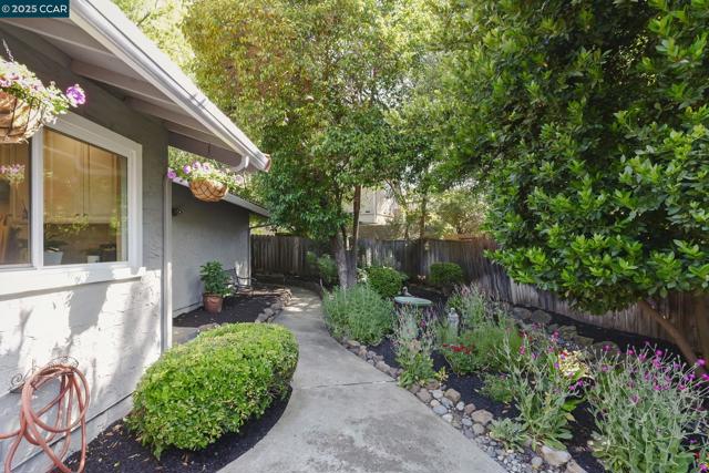 1020 Molad Ct, Concord CA: https://media.crmls.org/mediaz/e45bee54-8d9a-4b7a-9d1e-ff3532e1b01d.jpg