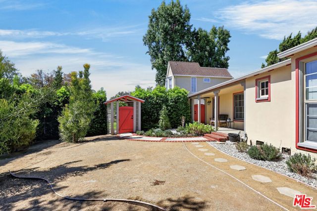 12151 La Maida Street photo 37