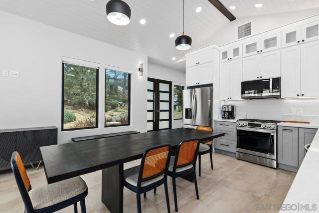 341 Hidden Pines Road, Del Mar CA: https://media.crmls.org/mediaz/e45d7f8c-da2d-47e4-86fc-985953f9f96a.jpg