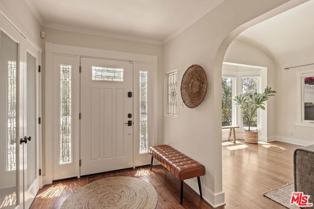 571 N Cahuenga Boulevard, Los Angeles CA: https://media.crmls.org/mediaz/e45dcf03-3370-413c-8934-c703384ec0ef.jpg