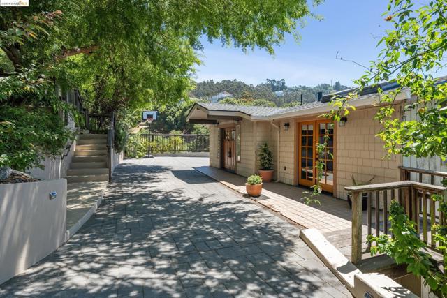 2335 Tunnel Rd, Oakland CA: https://media.crmls.org/mediaz/e45de3d0-51a6-43cf-9ca3-daa441ed63fb.jpg