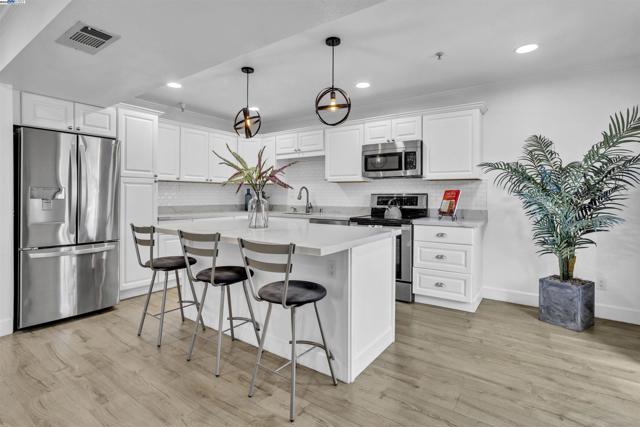 20340 Forest Ave, Castro Valley CA: https://media.crmls.org/mediaz/e45df3bd-48ea-493d-a39c-49998f221a51.jpg