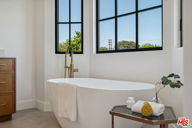 4949 Sancola Avenue, Toluca Lake CA: https://media.crmls.org/mediaz/e45e7b5e-ef89-41fe-850e-21ece40b562e.jpg