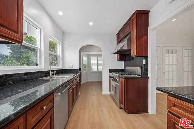 827 23rd Street, Santa Monica CA: https://media.crmls.org/mediaz/e45ec4ce-3309-4c07-8438-b7f9300388d6.jpg
