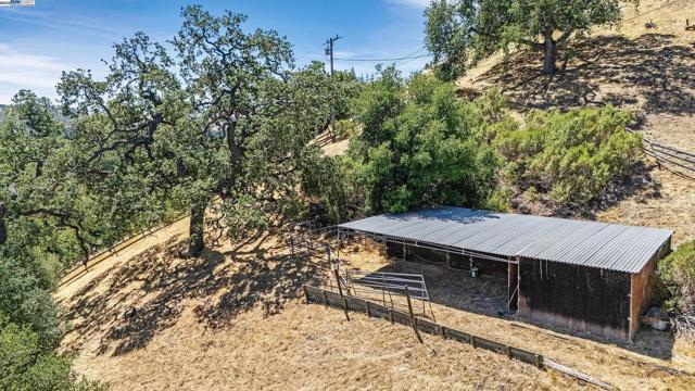 1923 Green Valley Rd, Alamo CA: https://media.crmls.org/mediaz/e45f719f-3f26-40c7-b757-191a3aea25f6.jpg