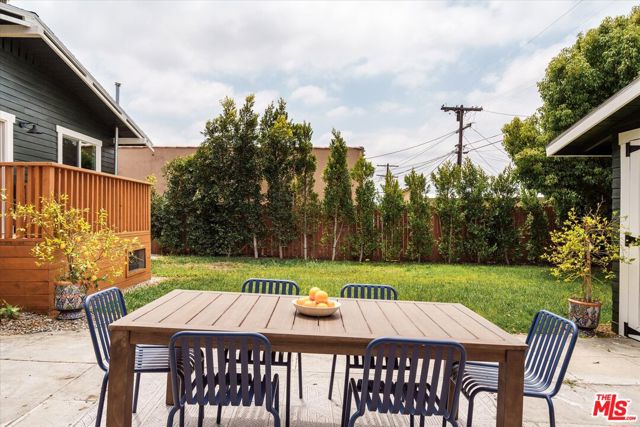 2041 S Palm Grove Avenue, Los Angeles CA: https://media.crmls.org/mediaz/e46041fd-7130-46dc-a1ba-4eb166abca58.jpg