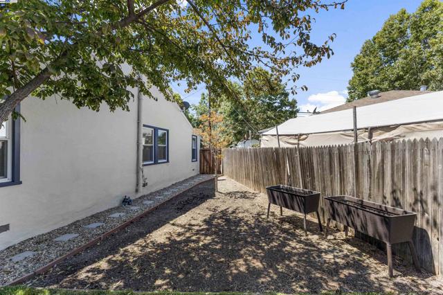 10906 Reposo Dr, Oakland CA: https://media.crmls.org/mediaz/e460d06f-0a12-4457-8514-bbeaf3827649.jpg