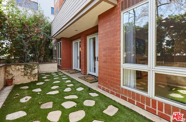 121 N Almont Drive, Beverly Hills CA: https://media.crmls.org/mediaz/e4613c1c-d223-417f-ba75-9b8d2d74e9d3.jpg