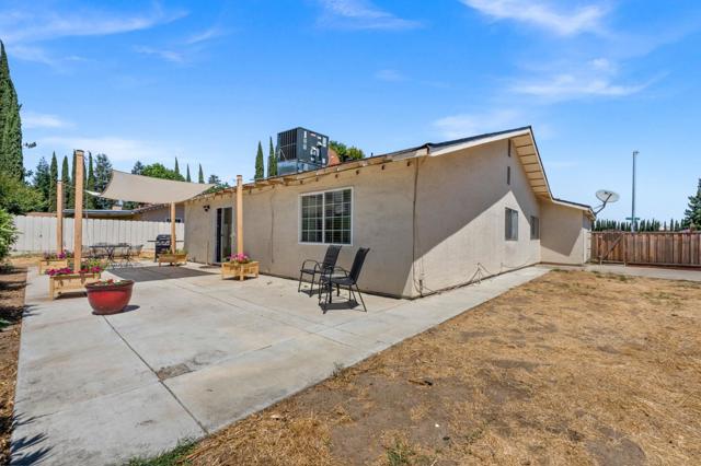1014 Croyden Way, Manteca CA: https://media.crmls.org/mediaz/e4618967-acb8-4ac7-92c3-5d5afb59565b.jpg