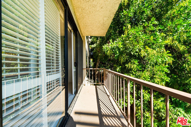 4454 Ventura Canyon Avenue, Sherman Oaks CA: https://media.crmls.org/mediaz/e462239d-0b91-4b61-b963-8005ba38cb3f.jpg