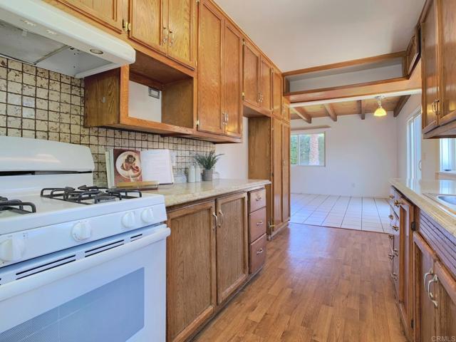 161 Twin Oaks Circle, Chula Vista CA: https://media.crmls.org/mediaz/e4623e83-5da7-4bf8-bb90-95ad92216b56.jpg