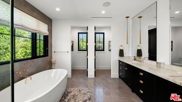 16101 Royal Mount Drive, Encino CA: https://media.crmls.org/mediaz/e4631054-fa20-4b45-adab-d061185c11bf.jpg