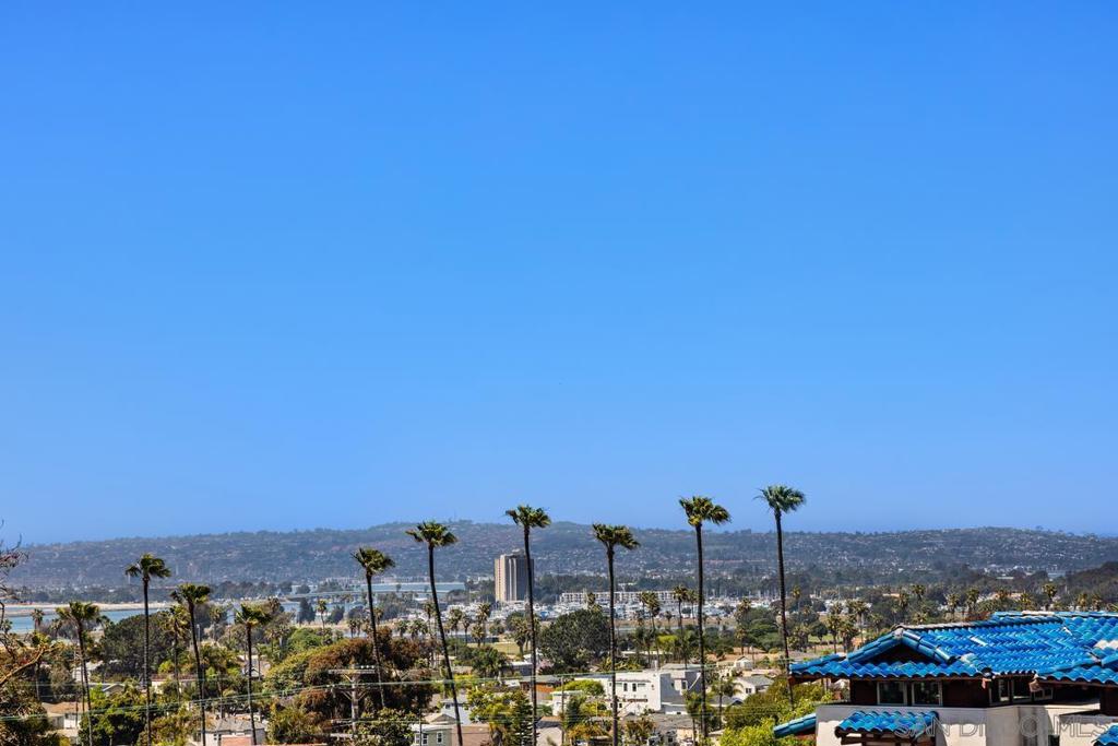 https://media.crmls.org/mediaz/e4640f31-1a6d-4a97-9b0c-d43ca22efce5.jpg?preset=X-Large