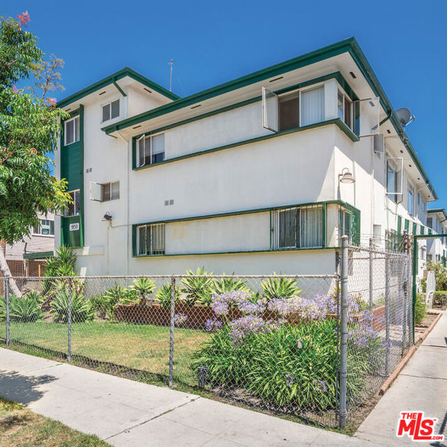 3950 Hillcrest Drive, Los Angeles CA: https://media.crmls.org/mediaz/e464a337-9ff4-40fc-8b6a-4103ccf803d7.jpg