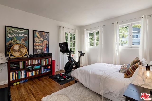 3484 Oak Glen Drive, Los Angeles CA: https://media.crmls.org/mediaz/e465f93a-dd45-42e8-8f15-198d967ce584.jpg