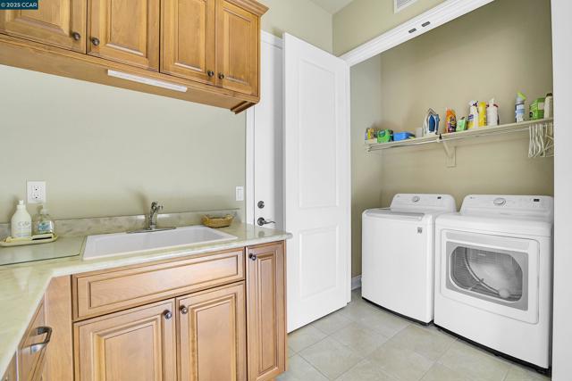 1648 Chianti Ln, Brentwood CA: https://media.crmls.org/mediaz/e4663684-b0ca-4cff-8cae-f6451bb2ba6c.jpg