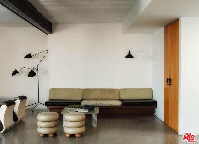 1705 Summitridge Drive, Beverly Hills CA: https://media.crmls.org/mediaz/e4669544-ead5-41ec-b35c-46070f35998b.jpg
