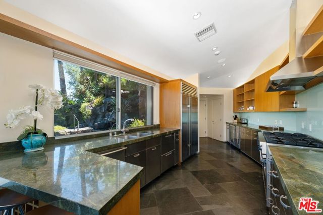 2625 Mar Lu Drive, Los Angeles CA: https://media.crmls.org/mediaz/e466c1e7-31be-4a00-8f8d-11685d0599e5.jpg