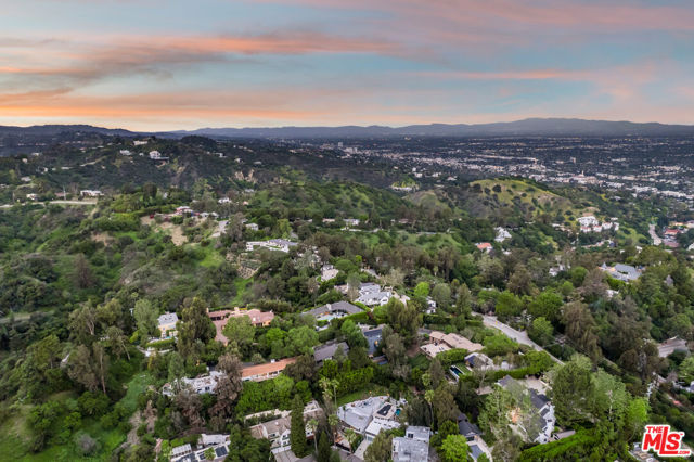 3027 Franklin Canyon Drive, Beverly Hills CA: https://media.crmls.org/mediaz/e466e76e-367f-4483-8d6a-e087423e2467.jpg