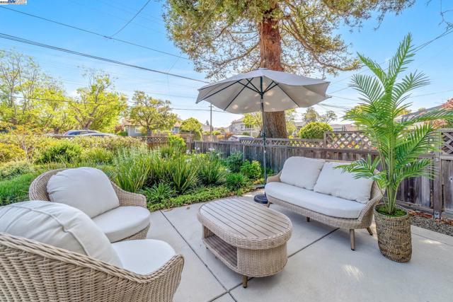 935 Lincoln Ave, Alameda CA: https://media.crmls.org/mediaz/e468499d-e15d-4909-9944-a45fcaaadd2a.jpg