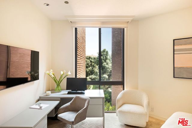 300 N Swall Drive, Beverly Hills CA: https://media.crmls.org/mediaz/e468a333-0441-4420-bc0d-0266328526e6.jpg