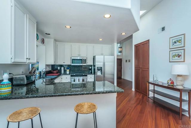 729 Poinsettia Park, Encinitas CA: https://media.crmls.org/mediaz/e4698bd0-2484-44d4-bc1b-d7fa201491b0.jpg