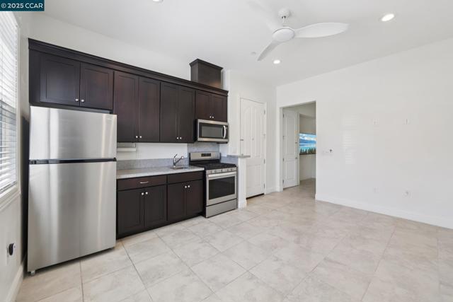 2909 Tulare Hills Dr, Dublin CA: https://media.crmls.org/mediaz/e469bd71-8854-4b18-a2dc-f69dc869b25d.jpg