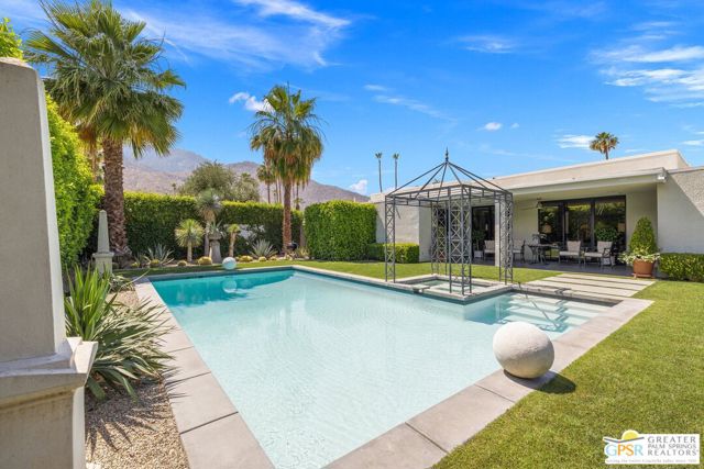 1860 Via Isla, Palm Springs CA: https://media.crmls.org/mediaz/e46a8275-1cb3-41f6-adf3-9fdd69529638.jpg