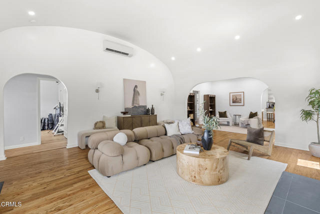 4160 Madison Avenue, Culver City CA: https://media.crmls.org/mediaz/e46d7840-12c1-4e66-bd58-d915c145d627.jpg