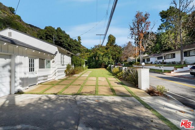 3443 Mandeville Canyon Road, Los Angeles CA: https://media.crmls.org/mediaz/e46e5f88-de50-4ee9-9346-c4110a63f104.jpg
