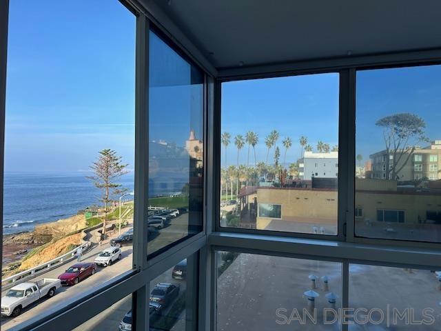 939 Coast Blvd, La Jolla CA: https://media.crmls.org/mediaz/e46ee8a4-b048-47ec-8d8d-7b3bfb7058a4.jpg