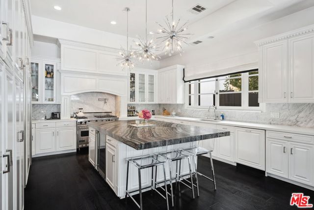 1600 Clear View Drive,  CA: https://media.crmls.org/mediaz/e46f0ef3-7b5e-4be2-93cc-d135d60bc622.jpg