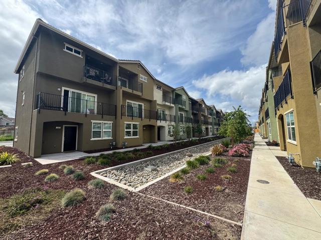 116 Bundeson Circle, Hollister CA: https://media.crmls.org/mediaz/e46fe54f-ae6e-4b30-a8a5-4121ec94caf9.jpg