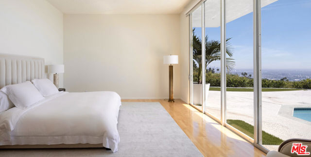 340 Trousdale Place, Beverly Hills CA: https://media.crmls.org/mediaz/e47017ff-f727-4749-9563-1d12e0ebe87f.jpg