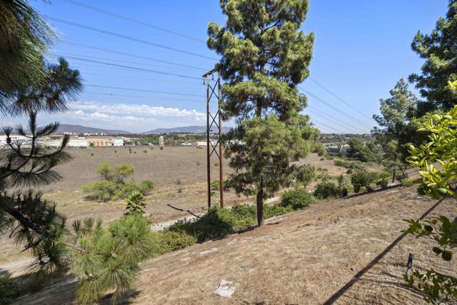845 RIDGEWATER DR, Chula Vista CA: https://media.crmls.org/mediaz/e47191d4-6590-4e3c-a01f-6c94c5a3ef1c.jpg