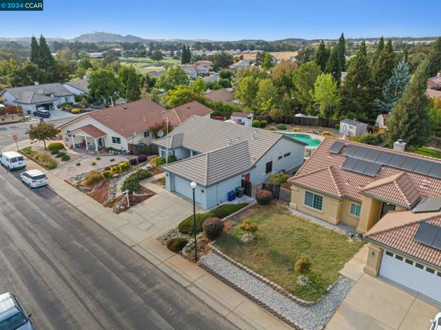 Image 3 of 60 For 915 Oak View Drive