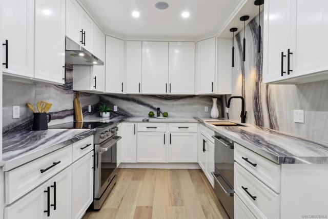 700 Front St, San Diego CA: https://media.crmls.org/mediaz/e472d612-dc2f-422d-be85-653a2021f8a0.jpg