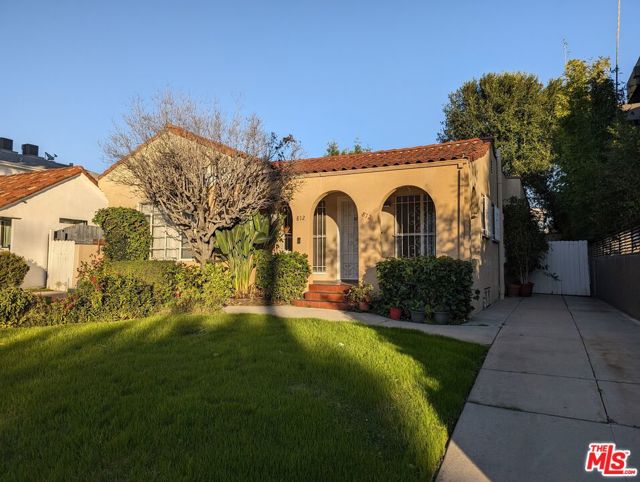 812 N Genesee Avenue, Los Angeles CA: https://media.crmls.org/mediaz/e47326a7-fc52-4766-88dc-e246a3477178.jpg