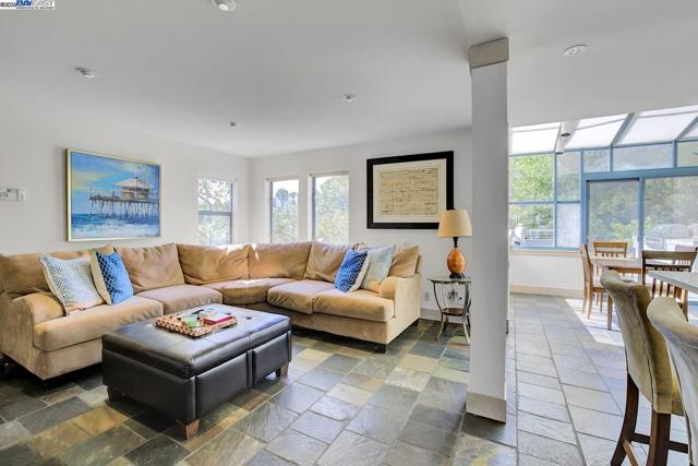 319 Tappan Ter, Orinda CA: https://media.crmls.org/mediaz/e4743820-58da-49b9-85b7-b2429e5d6ac3.jpg