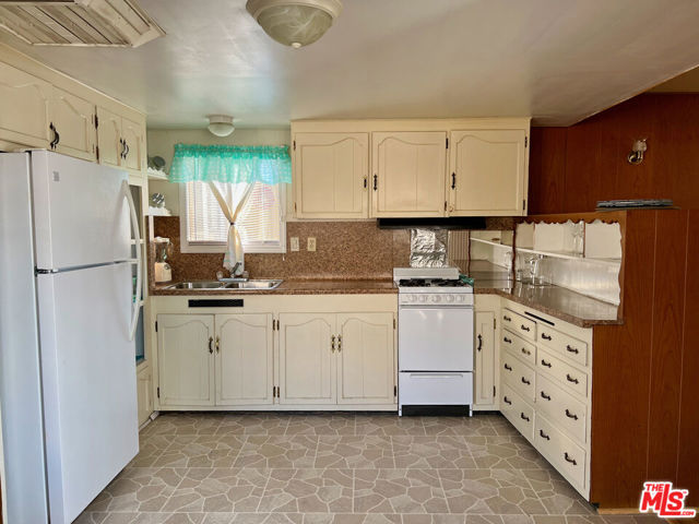 8100 Foothill Blvd, 28 photo 4